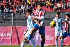 Jugadores de la Selección Argentina Sub 19 durante el partido frente a Paraguay en el estadio Marcelo Bielsa de Rosario
