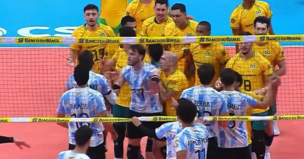 Jugadores de la Selección Argentina de vóley durante la final del Sudamericano ante Brasil