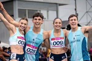 Equipo argentino de relevo mixto 4x100 integrado por Lucas Villegas, Milagros D'Amico, Tomás Mondino y Guillermina Cossio celebrando la medalla de plata en los Juegos Suramericanos Santa Fe 2026