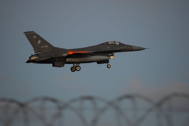 Seis aviones de caza F-16 de la Fuerza Aérea Argentina en la base de Río Cuarto