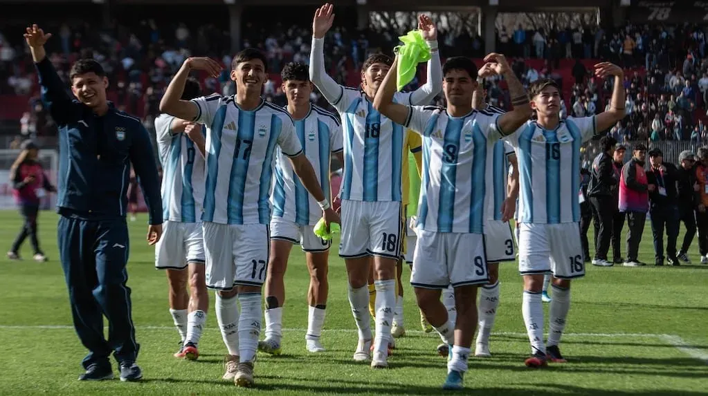 Jugadores de la Selección Argentina Sub-19 festejan la victoria 1-0 ante Perú en el Estadio Marcelo Bielsa de Rosario