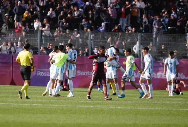 Jugadores de la selección argentina de fútbol celebrando la clasificación a semifinales de los Juegos Suramericanos