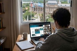 Estudiantes universitarios utilizando una plataforma virtual para continuar con sus estudios durante un paro docente