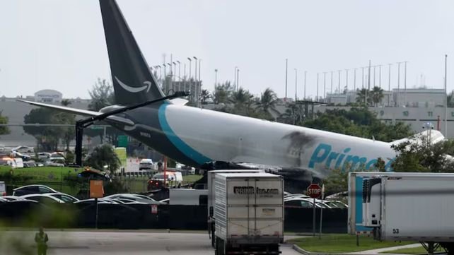 Avión de carga incendiado en el Aeropuerto de Miami