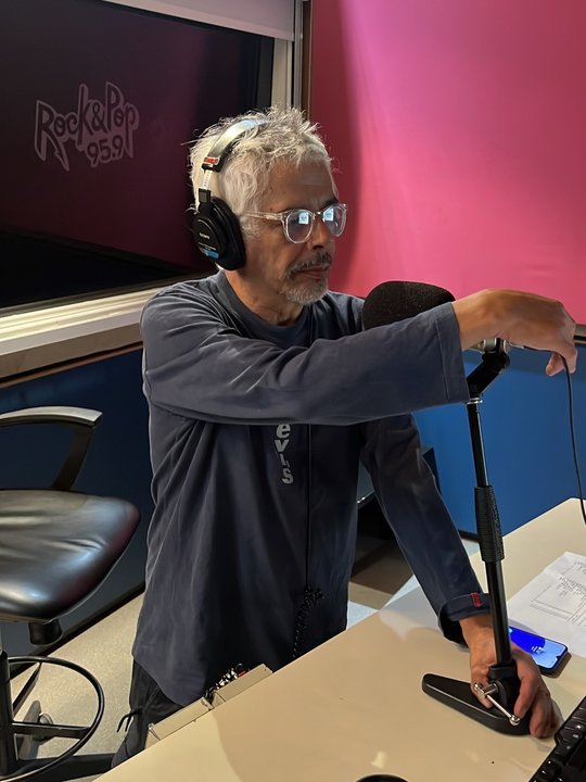 Bobby Flores, conductor de Rock & Pop, en su programa radial