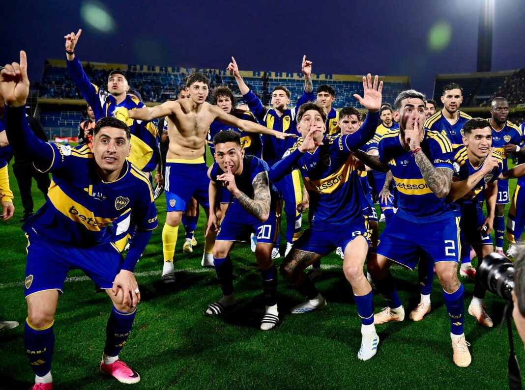 Jugadores de Boca Juniors celebrando la victoria 3-2 sobre Racing en el estadio Gigante de Arroyito por los cuartos de final de la Copa Argentina 2026