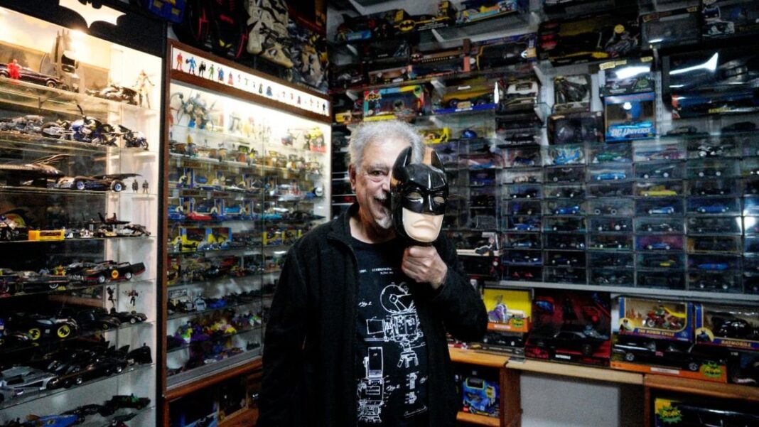 Carlos Coca en su habitación con vitrinas llenas de batimóviles