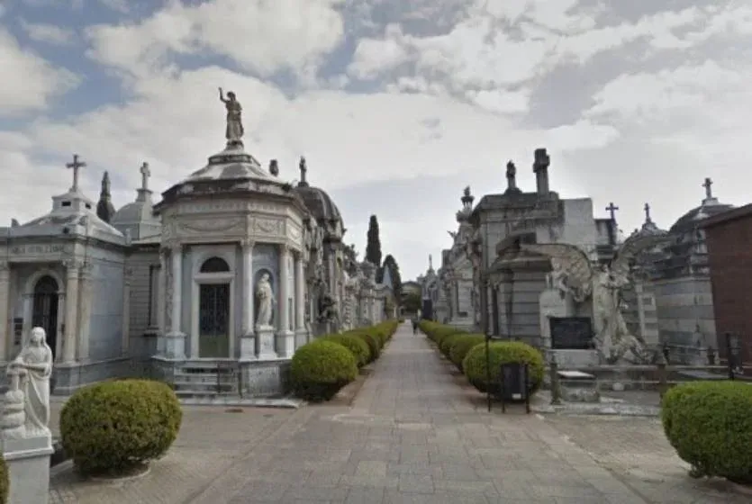 Vista del cementerio El Salvador de Rosario, con esculturas y construcciones históricas