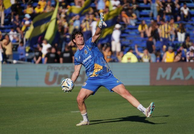 Jorge Almirón, entrenador de Rosario Central, durante un partido