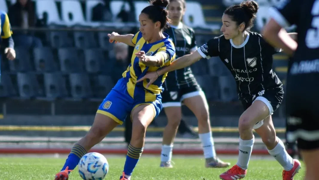 Equipo de Rosario Central celebrando el ascenso en el fútbol femenino