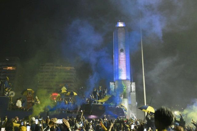Hinchas de Central reunidos en el Monumento a la Bandera durante el festejo por el título