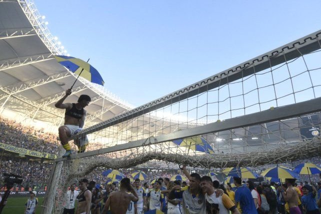 Hinchas de Central Córdoba celebrando en el Monumento a la Bandera