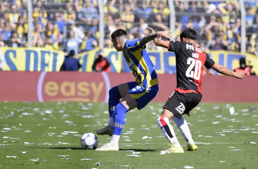 Jugada del partido entre Rosario Central y Newell's Old Boys en el Gigante de Arroyito