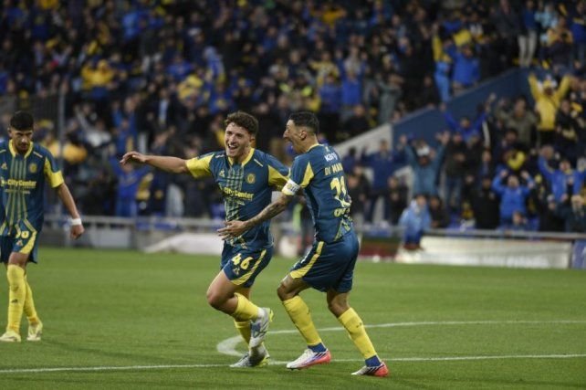 Jugadores de Rosario Central celebrando un gol en el Gigante de Arroyito