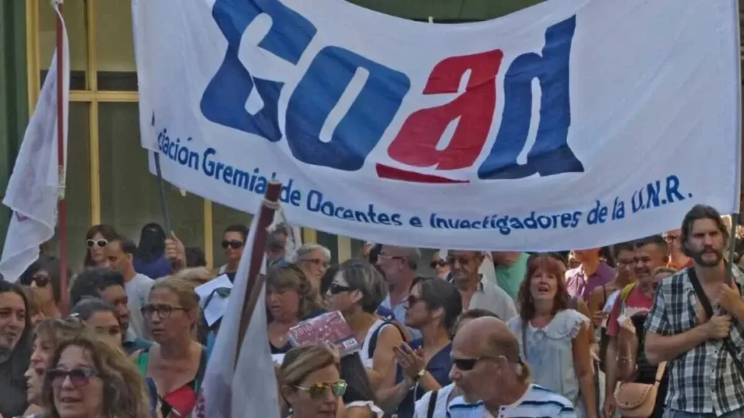 Docentes universitarios durante una protesta