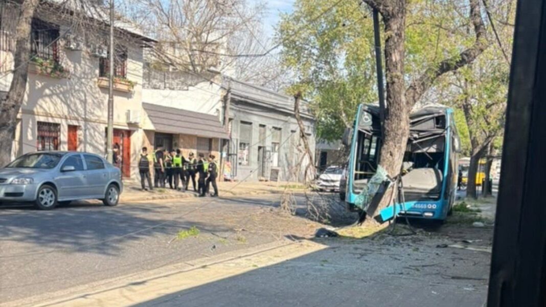 Colectivo de la línea 15 tras el choque en el barrio Luis Agote de Santa Fe