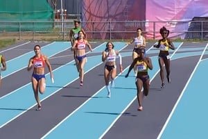 Atletas de Colombia celebrando con la medalla de oro en la posta 4x100 femenina