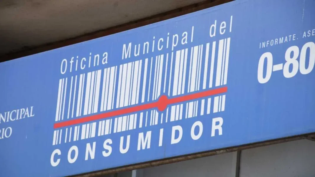 Documentación y llaves de un vehículo sobre una mesa