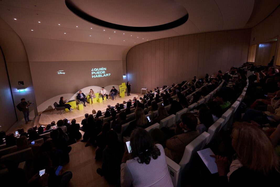 Panel de debate en el evento Crossover CPA