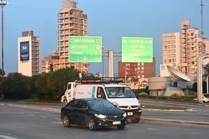 Tránsito en la ciudad de Santa Fe con carteles de desvío