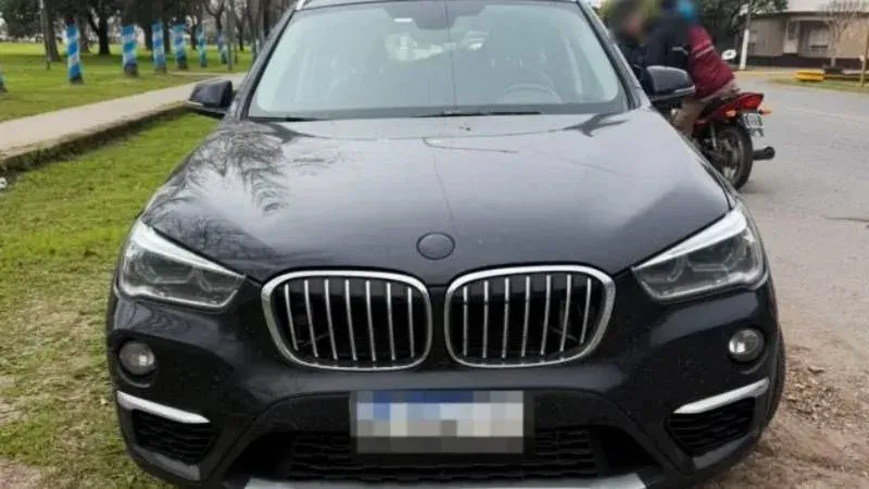 Vehículo BMW en la ruta nacional 33