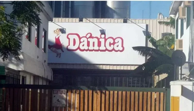 Frente de la planta de Dánica en Llavallol con empleados y carpa instalada