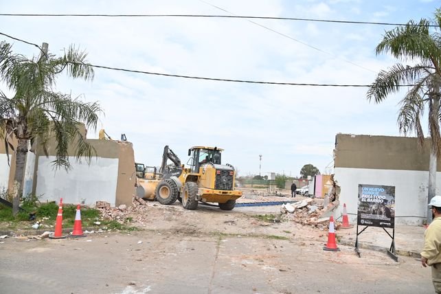 Demolición del muro del expredio de Tiro Federal en barrio Ludueña, Rosario