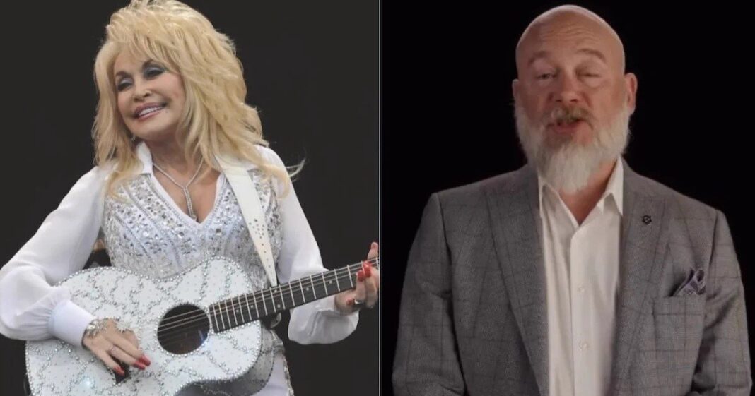 Bryan Seaver, sobrino de Dolly Parton, durante un evento oficial