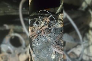 Camión Chevrolet 714 blanco destruido por un incendio en Sauce Viejo