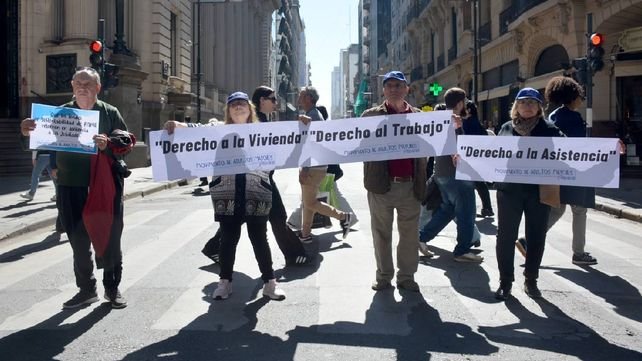 Jubilados reunidos en una protesta en el centro de Rosario