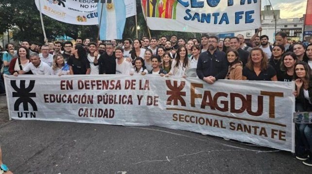 Docentes universitarios en asamblea