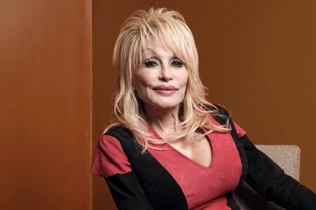 Dolly Parton sonriendo en una imagen de archivo