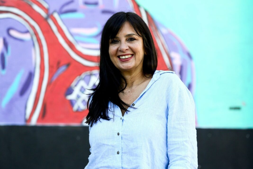 Edith Hermida en el estudio de radio