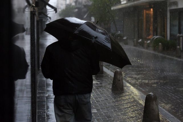 Cielo nublado y lluvia en la ciudad de Rosario