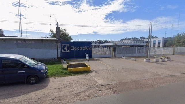 Trabajadores de Electrolux en la planta de Rosario