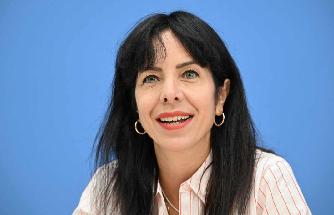 Elif Eralp durante un acto de campaña en Berlín