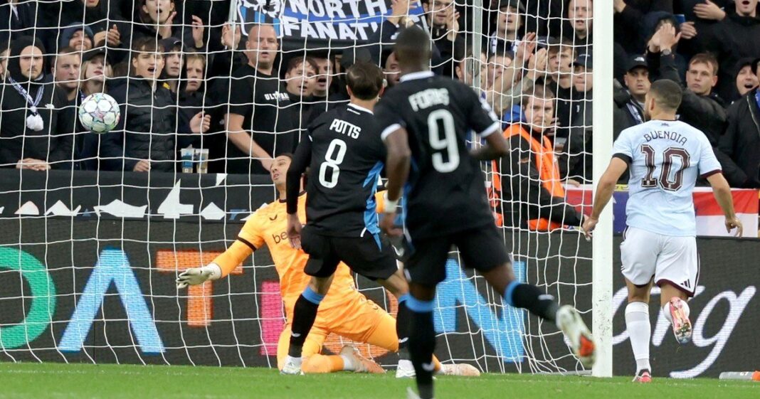Emiliano Buendía celebrando un gol con la camiseta de Aston Villa
