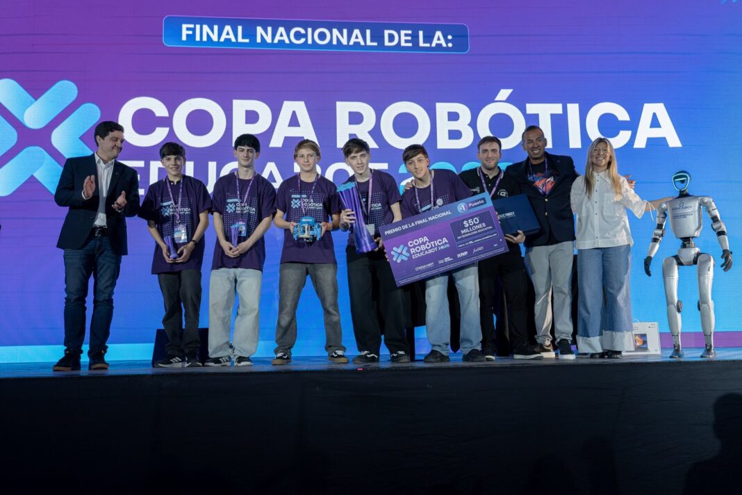 Estudiantes del equipo Sanjobits101 de Santa Fe durante la final de la Copa Robótica Educabot 2026 en Neuquén