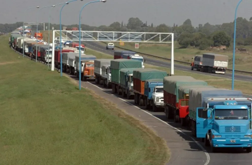 Camión de transporte de cargas en una ruta