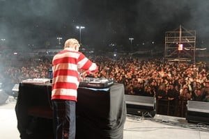 Benjamín Amadeo durante su presentación en el Fan Fest de los Juegos Suramericanos 2026 en el Parque del Sur, Santa Fe.