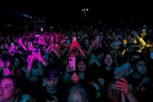 Escenario de los Fan Fest de los Juegos Suramericanos Santa Fe 2026 con público