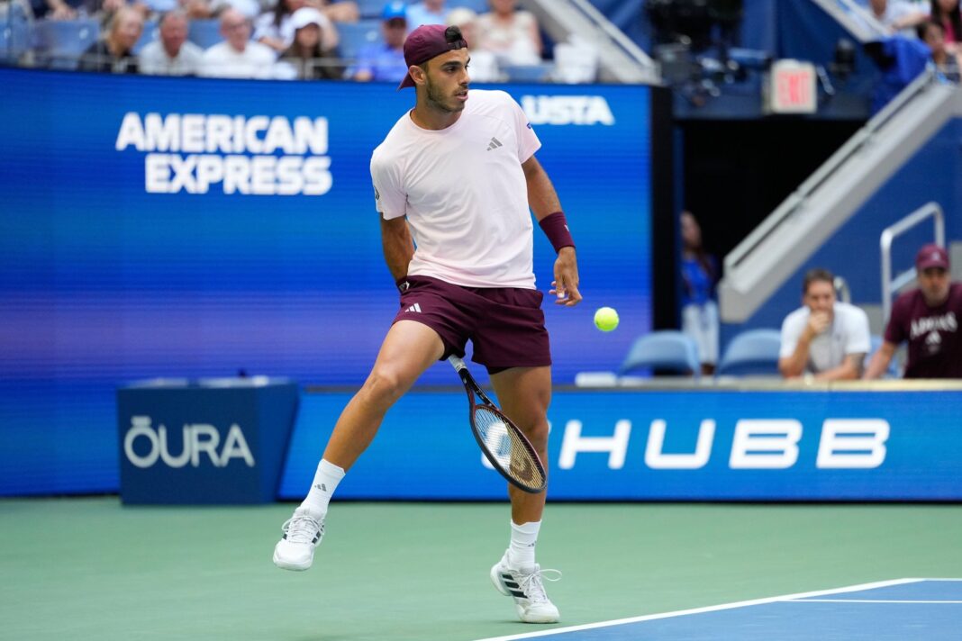 Francisco Cerúndolo celebrando durante su partido contra Taylor Fritz en el US Open