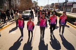 Portadores del Fuego Suramericano durante el recorrido por Villa Gobernador Gálvez