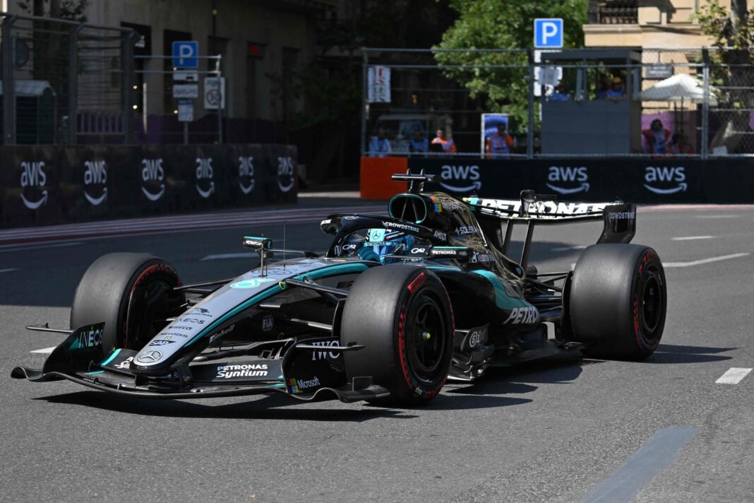 George Russell, piloto de Mercedes, celebra en el podio del Gran Premio de Azerbaiyán de Fórmula 1 2026