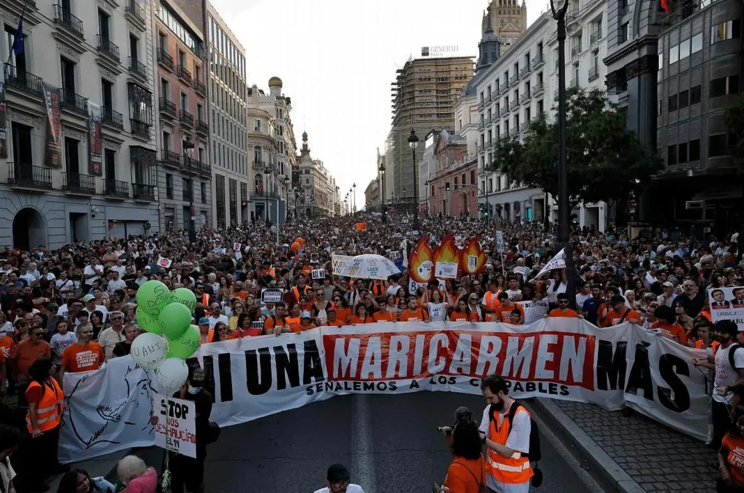 Protesta de inquilinos en la Puerta del Sol de Madrid con carpa naranja y pancartas
