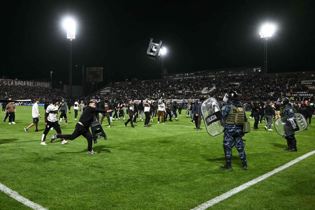 Hinchas de Platense ingresan al campo de juego tras la eliminación ante Fluminense