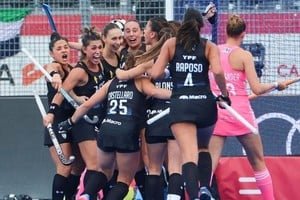 Jugadoras de hockey argentinas celebrando un triunfo