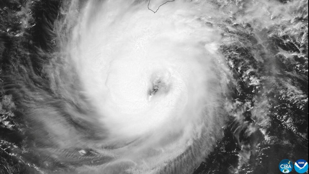 Imagen satelital del huracán Nolo al sur de la isla Grande de Hawái