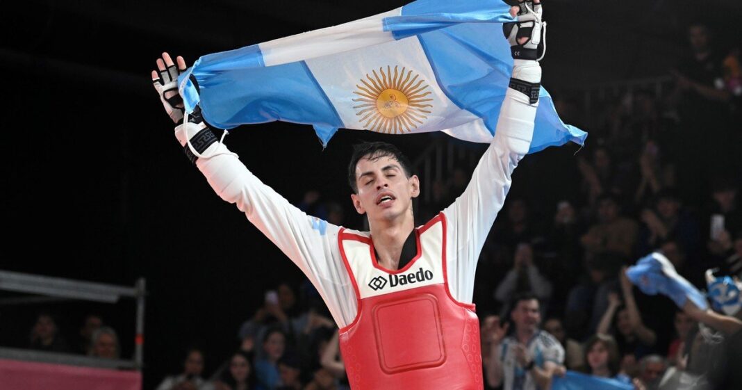 José Luis Acuña celebra con la bandera argentina tras ganar el oro en taekwondo en los Juegos Suramericanos Santa Fe 2026