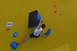 Escaladora compitiendo en el muro de Boulder durante los Juegos Suramericanos Santa Fe 2026